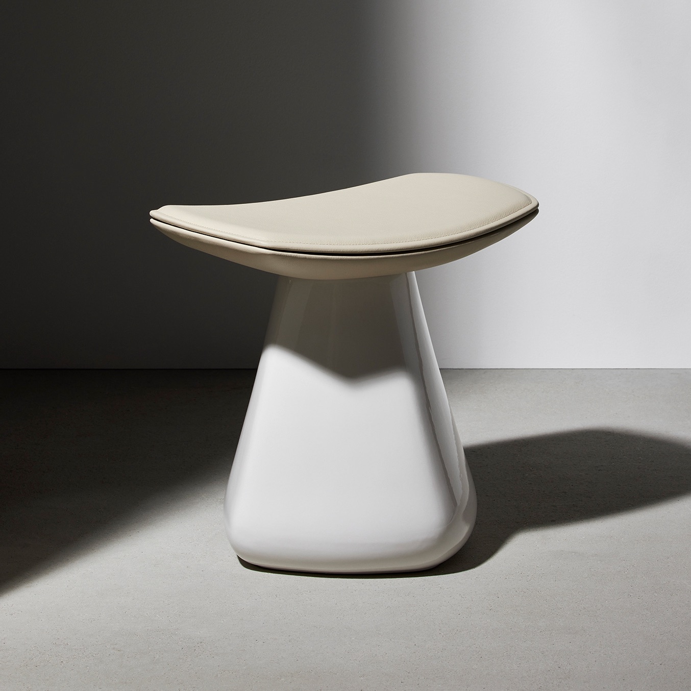 DAM-STOOL-WHITE-CERAMIC_C-DELCOURT-COLLECTION-PARTICULIERE