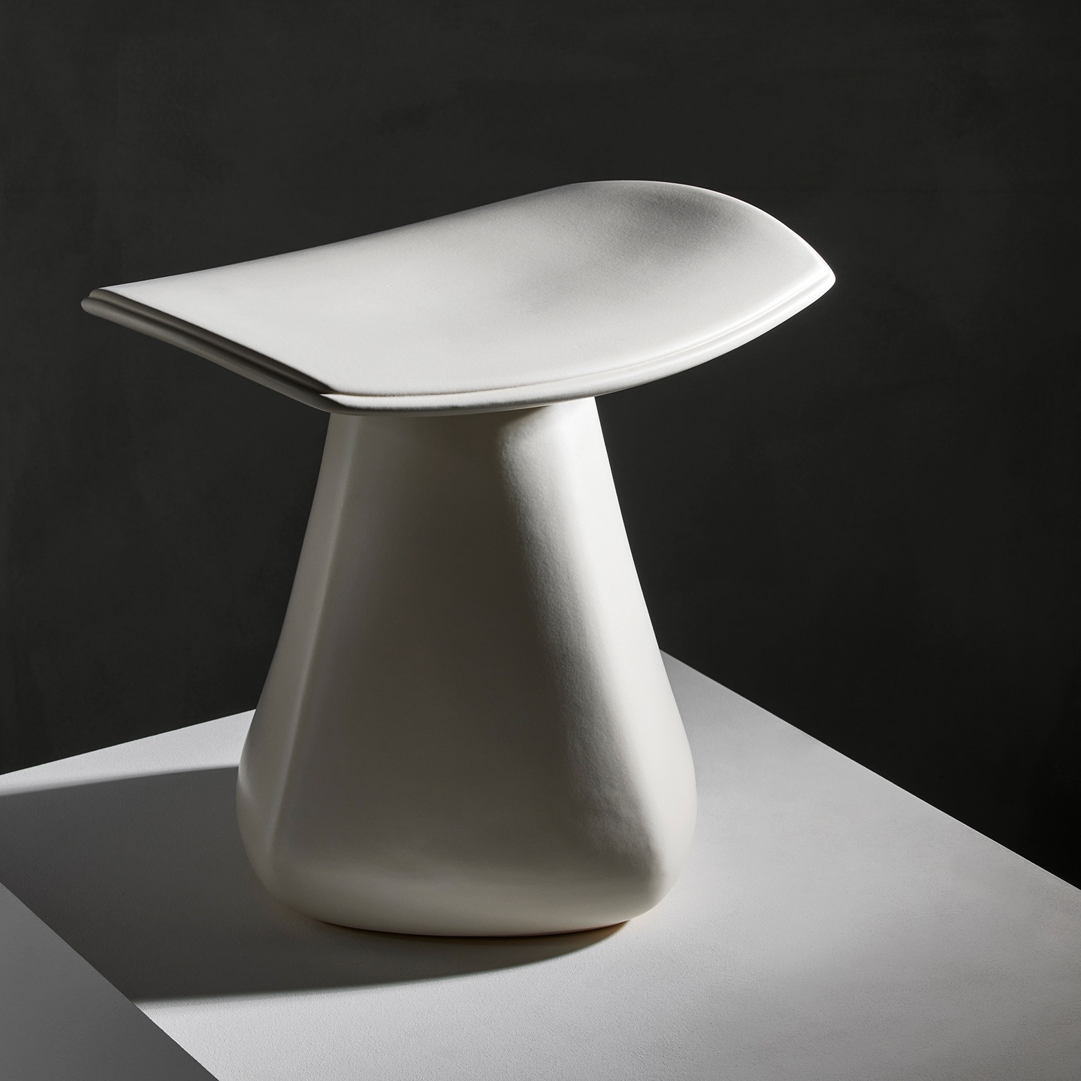 DAM_STOOL-WHITE-CERAMIC-C_DELCOURT_COLLECTION_PARTICULIERE-CREDIT_PHOTO-F_AMIAND