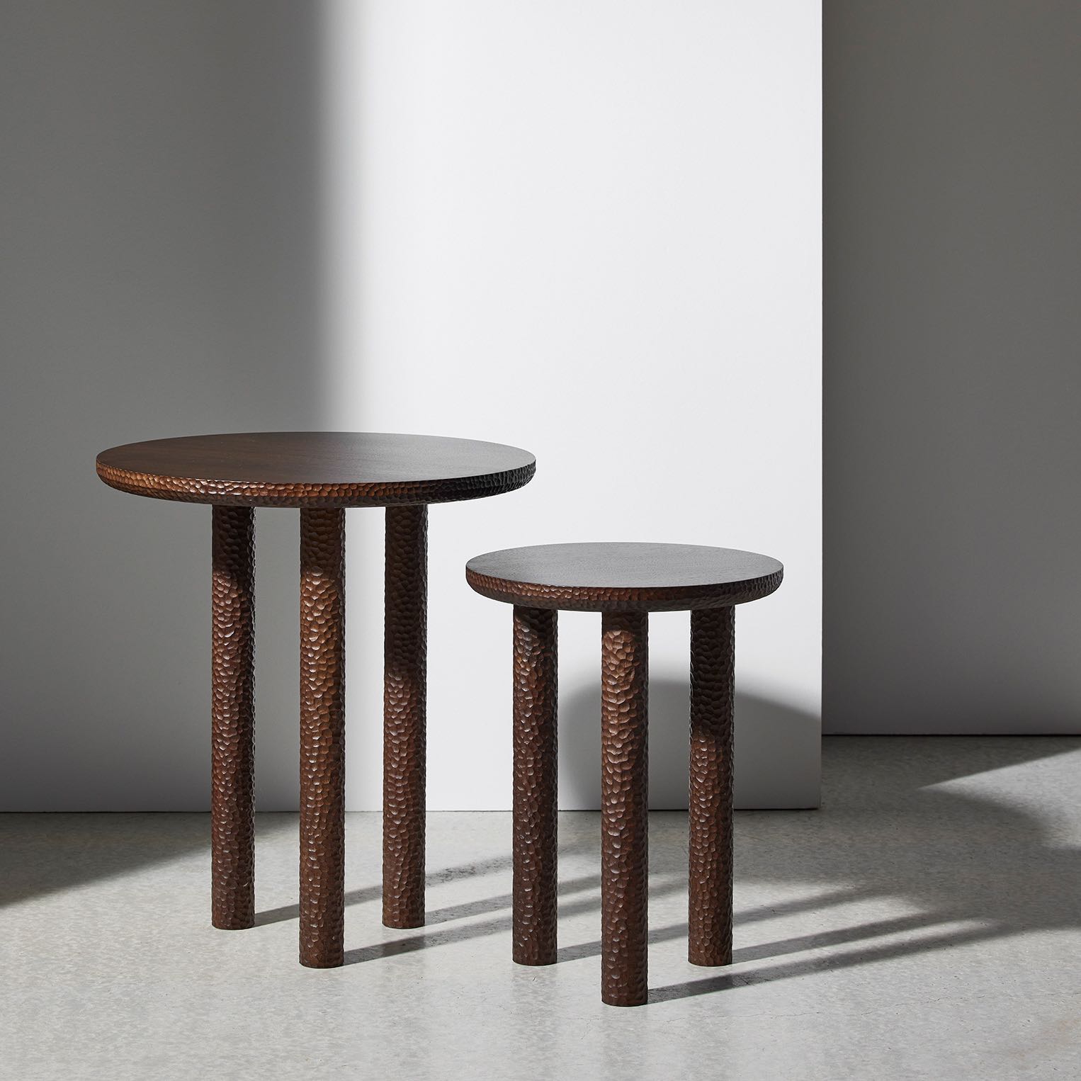 ROSAE_sidetables-walnut-goula_figueraCollection-Particuliere