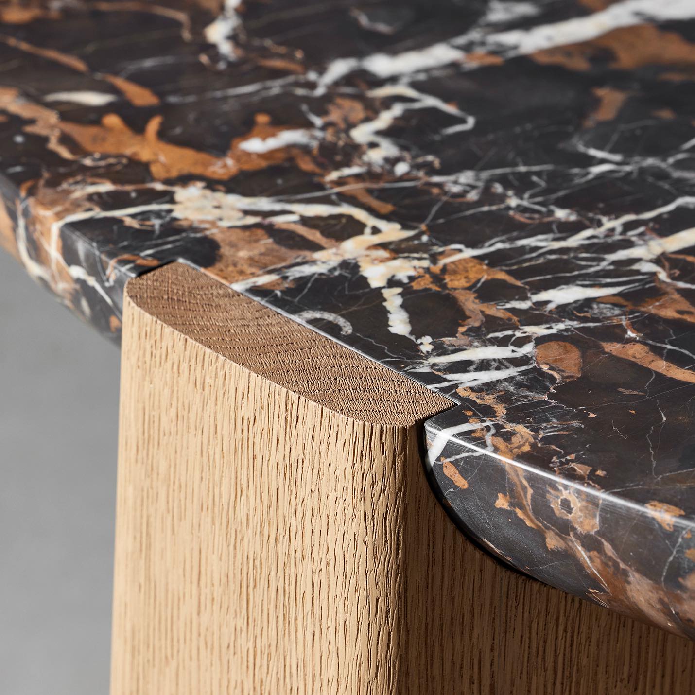 AKRA-COFFEE-TABLE-BLACK-AND-GOLD-MARBLE-BRUSHED-OAK-D_YEFFET-COLLECTION-PARTICULIERE