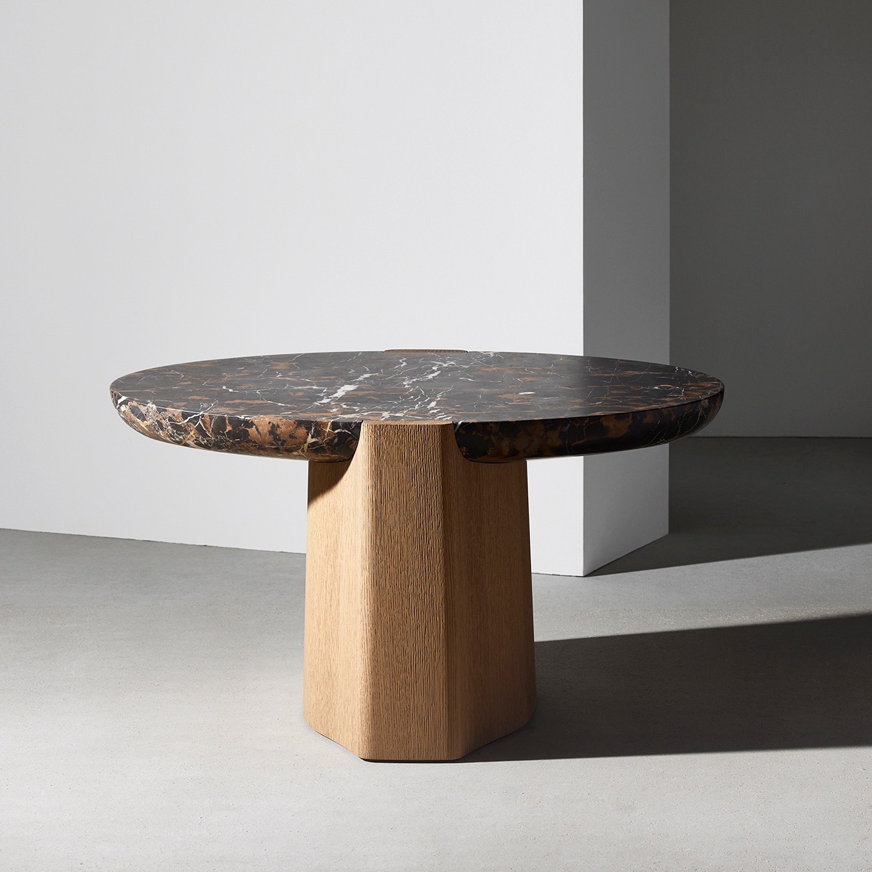 AKRA-COFFEE-TABLE-BLACK-AND-GOLD-MARBLE-BRUSHED-OAK-D_YEFFET-COLLECTION-PARTICULIERE
