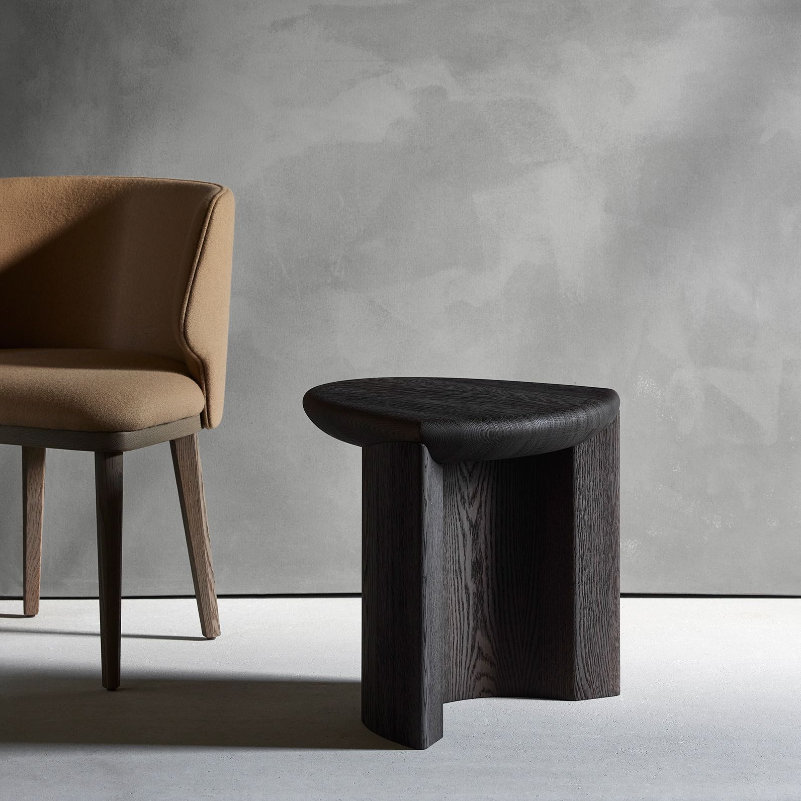 LADY-R-SIDE-TABLE-BRUSHED-SMOKED-OAK_LUCA-ERBA_COLLECTION_PARTICULIERE-CREDIT_PHOTO-F_AMIAND