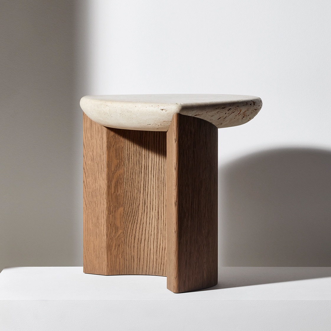 LADY-R-SIDE-TABLE-DESIGN-LUCA-ERBA-COLLECTION-PARTICULIERE