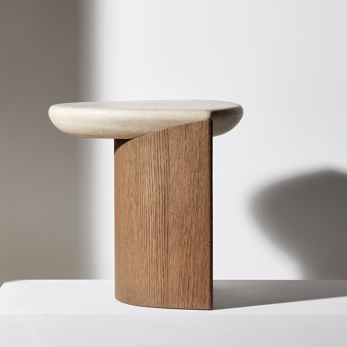 LADY-R-SIDE_TABLE-DESIGN-LUCA-ERBA-COLLECTION-PARTICULIERE