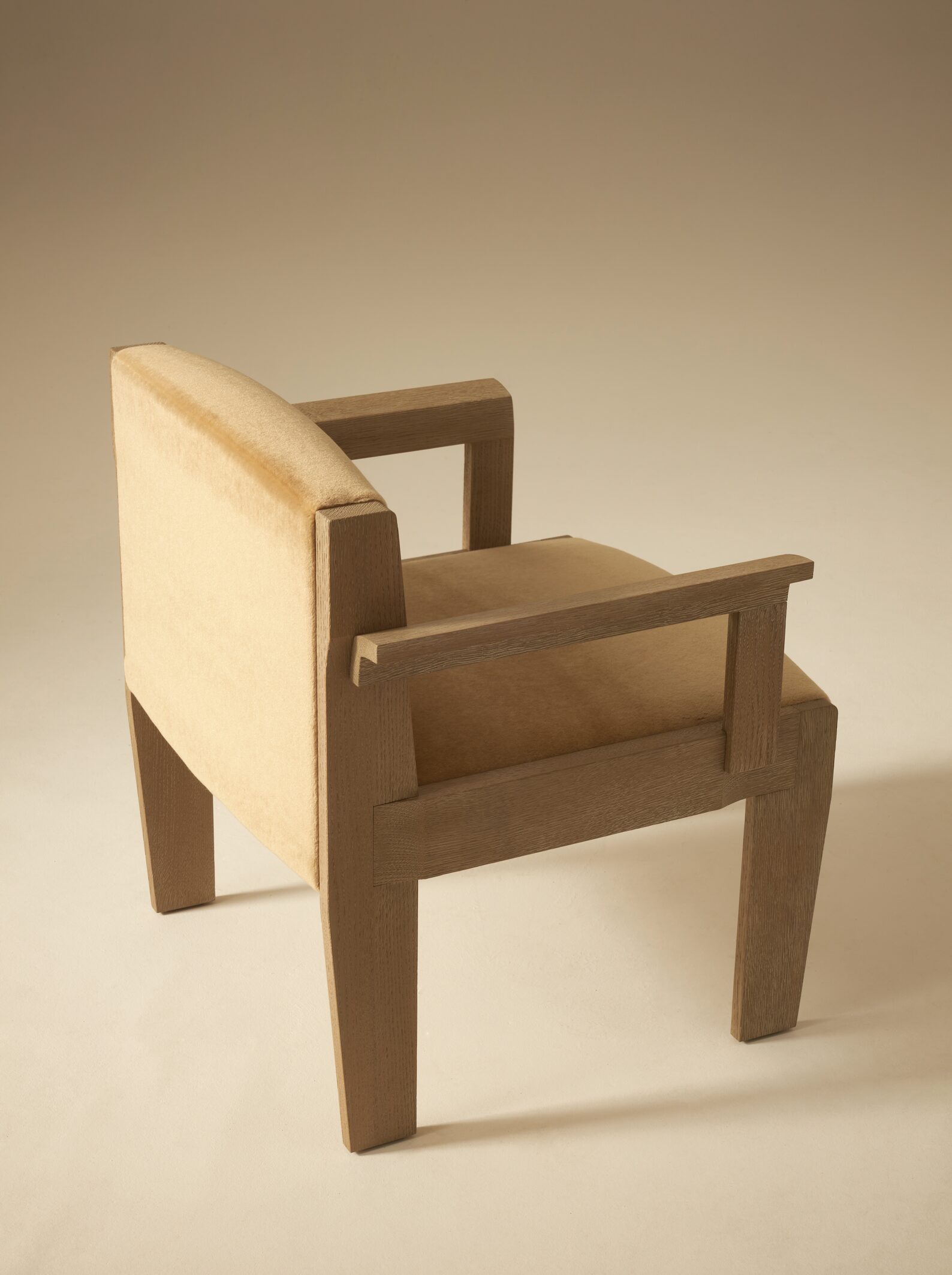CP_022026_GIL_low-chair-armrest-DesignC.Delcourt_PicG.Alexandre